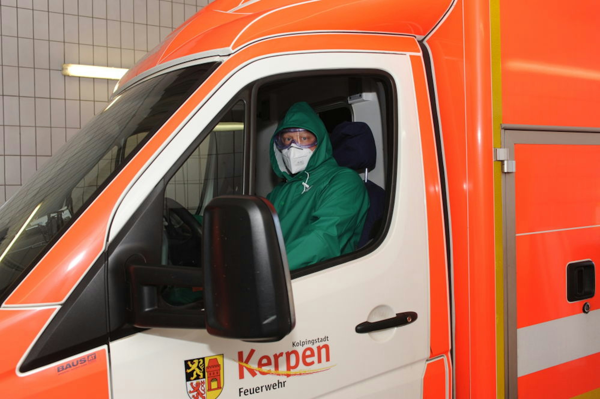 Nach dem Transport von Corona-Patienten müssen die Rettungswagen umfangreich desinfiziert werden. Die große Desinfektion des Fahrzeugs dauert etwa 90 Minuten.