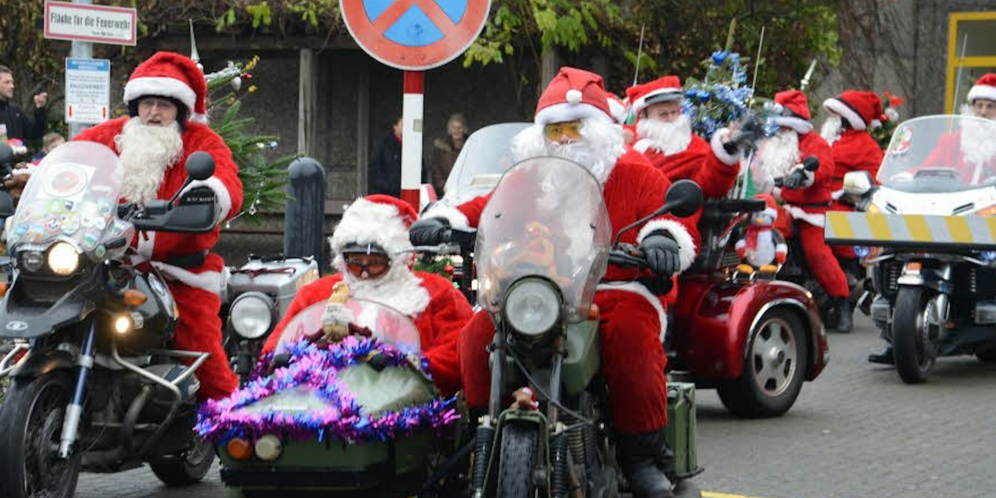Die Weihnachtsmänner auf Motorrädern brachten den kranken Kinder in der Kinderklinik Geschenke.