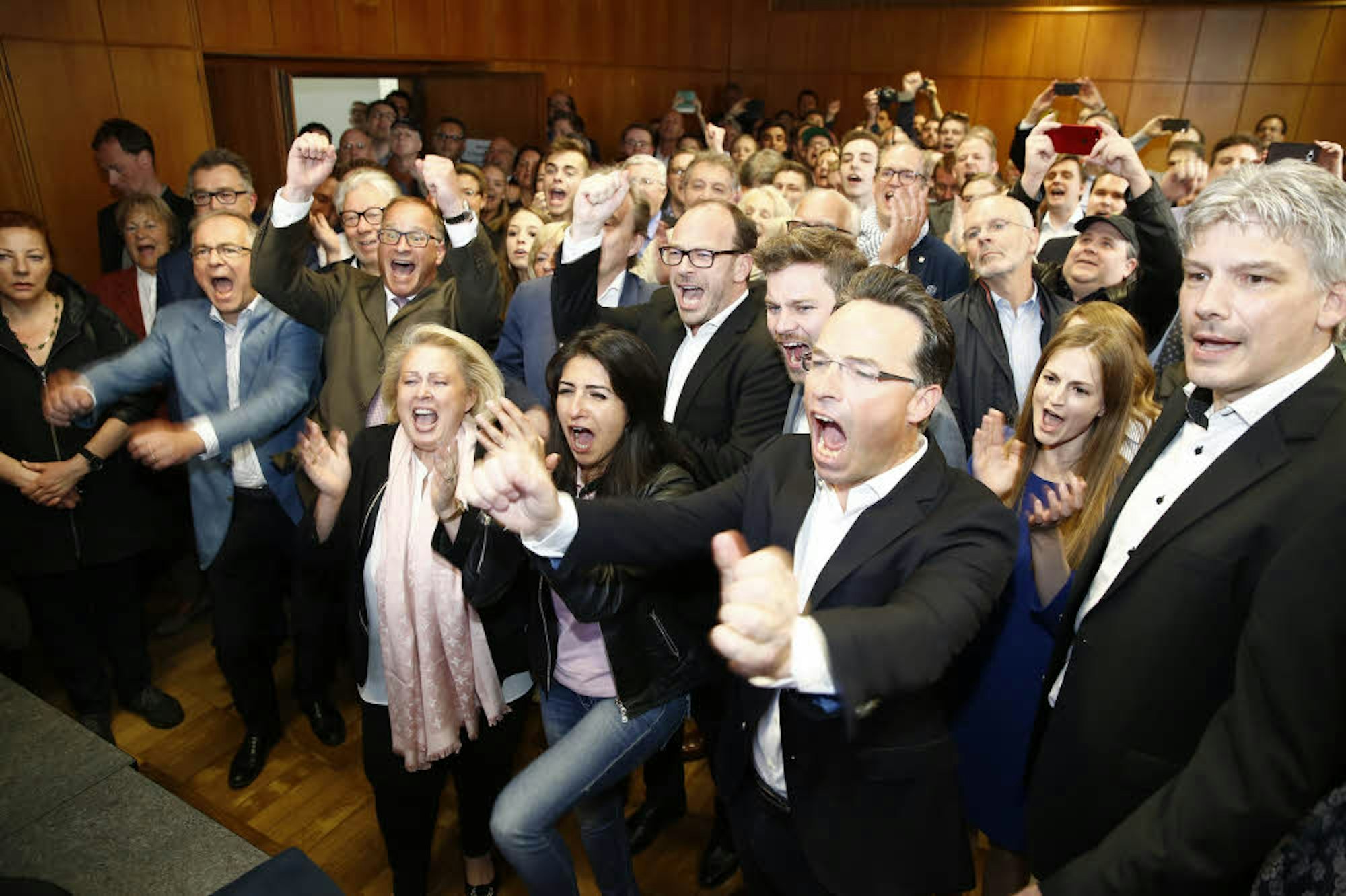 Die Anspannung aus den Wahlkampf weicht frenetischer Freude, als die CDU Kandidaten das Ergebnis erfahren: Oliver Kehrl (erste Reihe von rechts), Serap Güler, Andrea Horitzky und Christian Möbius.