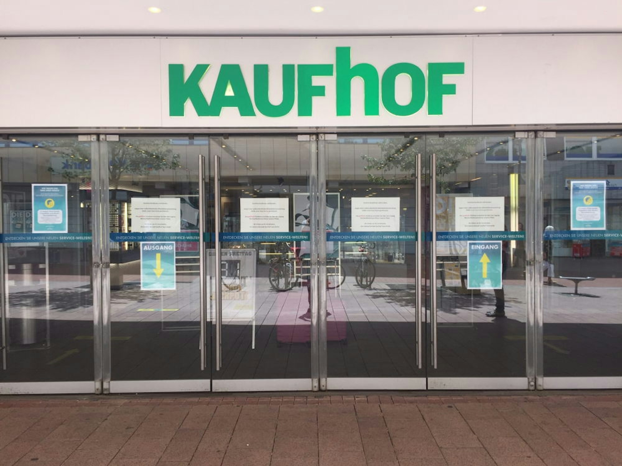Wegen der Mitarbeiter-Versammlung war der Kaufhof in Brühl am Freitagnachmittag geschlossen.