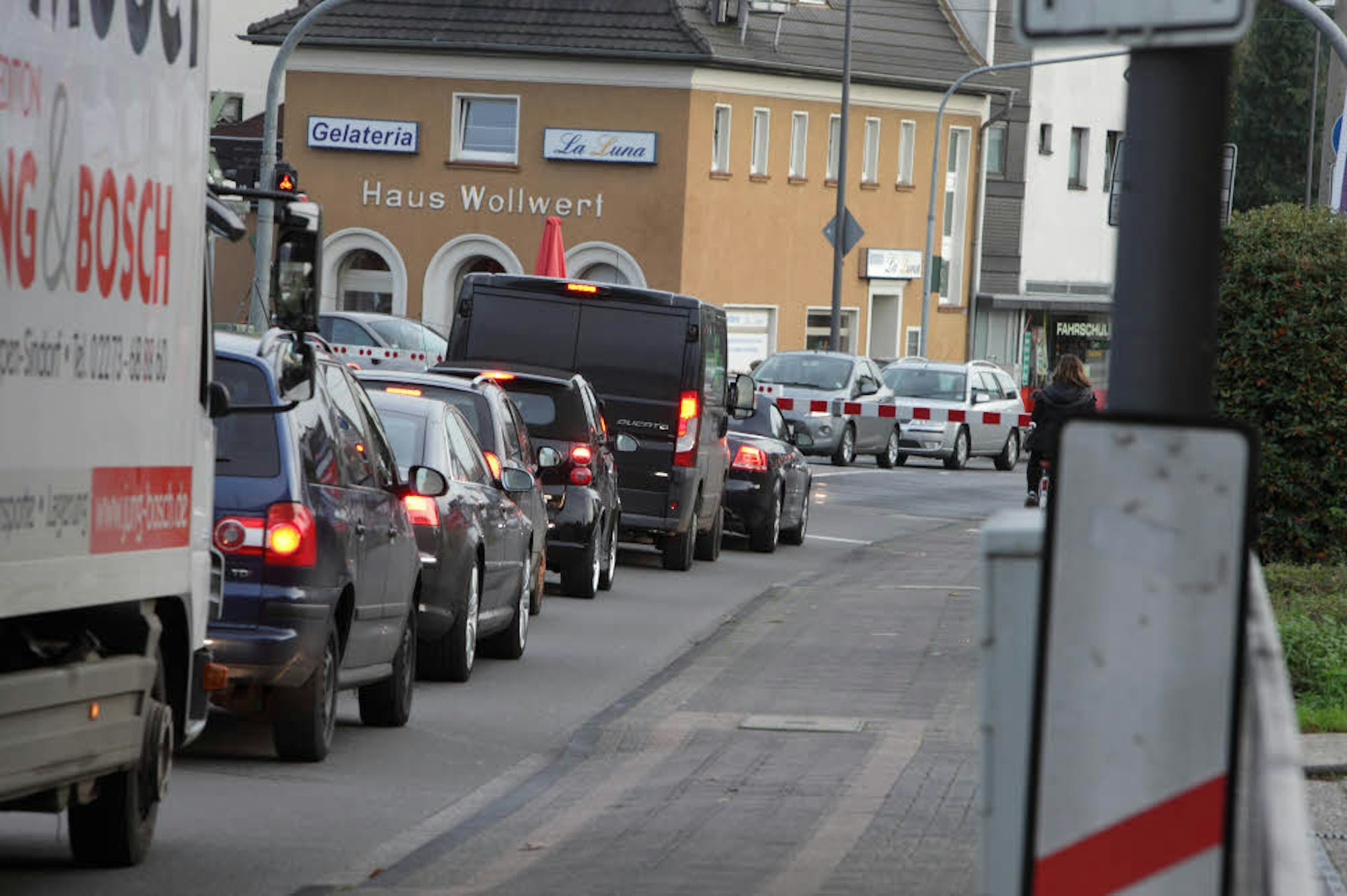 Auf der Dolmanstraße in Refrath, wo der Verkehr ebenfalls hoch ist, werden die Grenzwerte nicht überschritten.