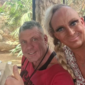 „Goodbye Deutschland” Caro und Andreas Robens auf einem Selfie auf Mallorca
