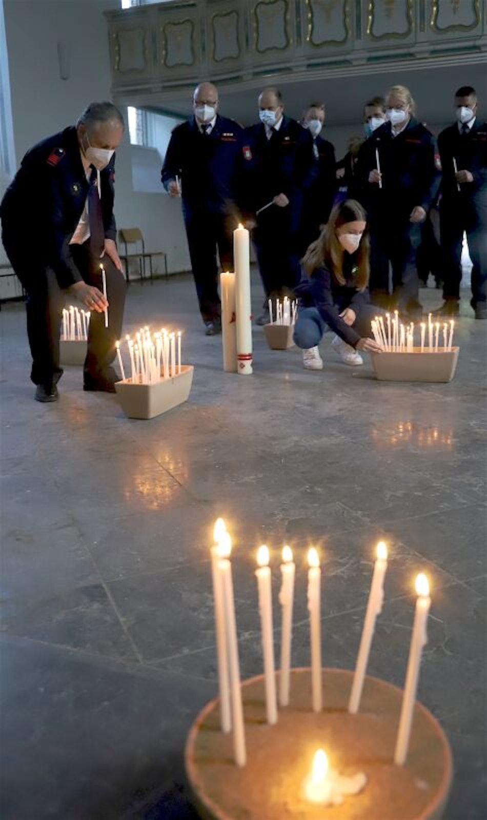 In der evangelischen Kirche stellten die Menschen Kerzen auf.