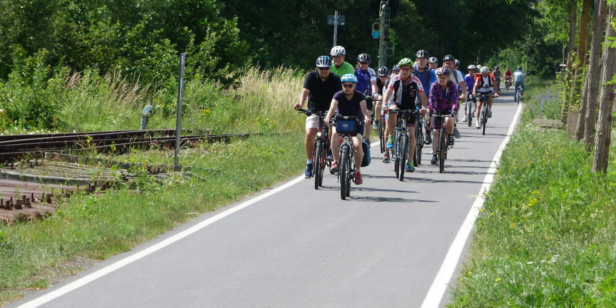 Mehrere Dutzend Fahrradfans nahmen an der Auftakt-Radtour von Radevormwald nach Wipperfürth teil.