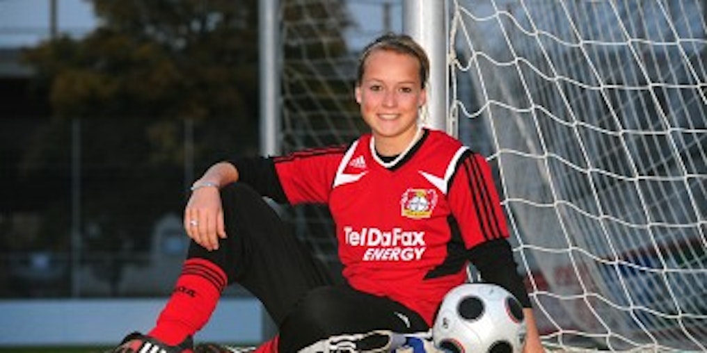 Lisa Schmitz, Torhüterin von Bayer 04, träumt von der Teilnahme an der WM 2011 im eigenen Land. (Bild: Britta Berg)