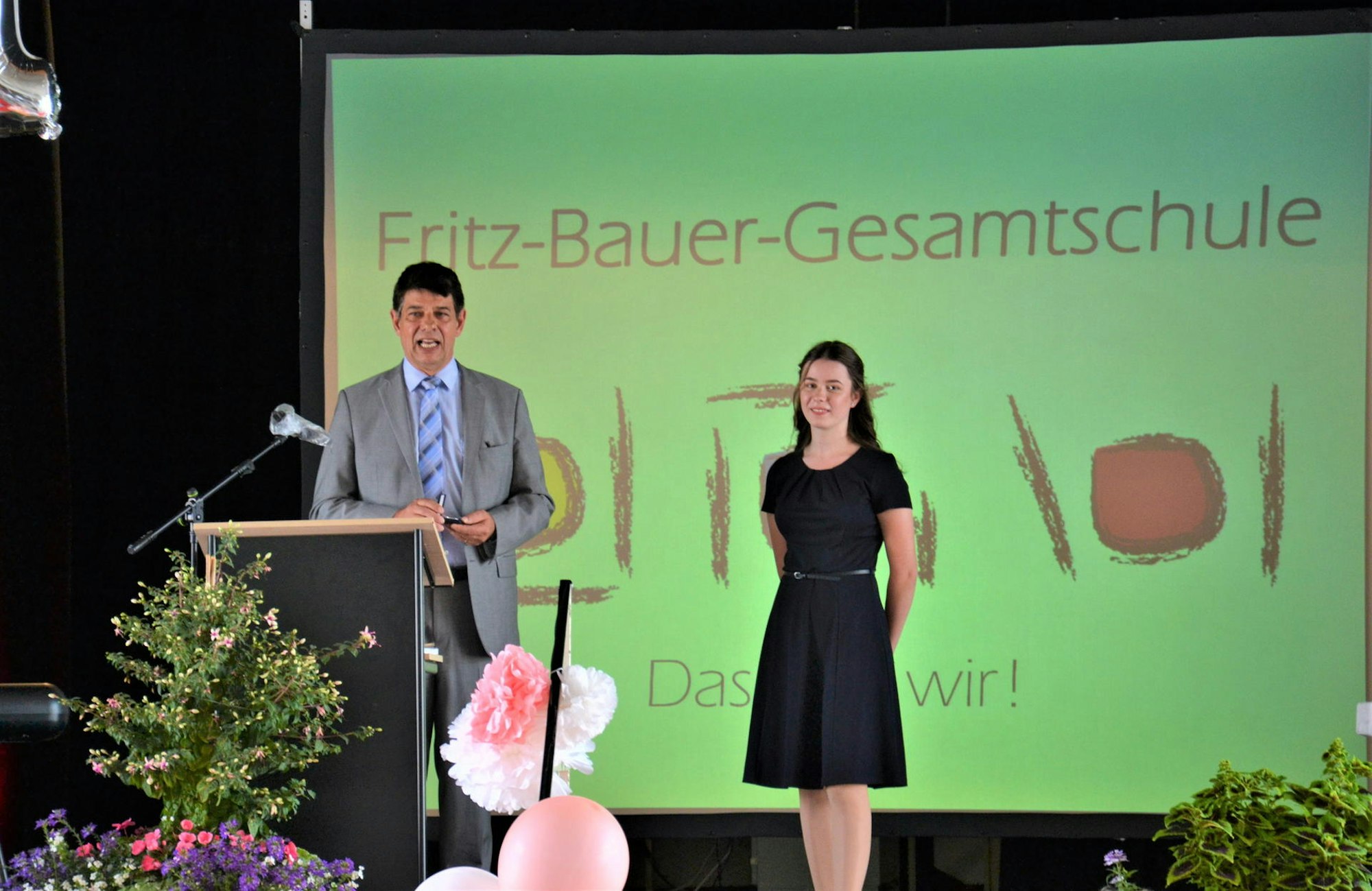 Klaus Schumacher gratulierte Carina Hochheuser, der Jahrgangsbesten der Fritz-Bauer-Gesamtschule.