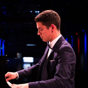 Der Pianist Francois de Rochette wäre dieses Jahr zum fünften Mal Gast des Klavierfestivals gewesen. Er ist auf dem Youtube-Kanal des Festivals mit zwei selbst gedrehten Videos präsent.