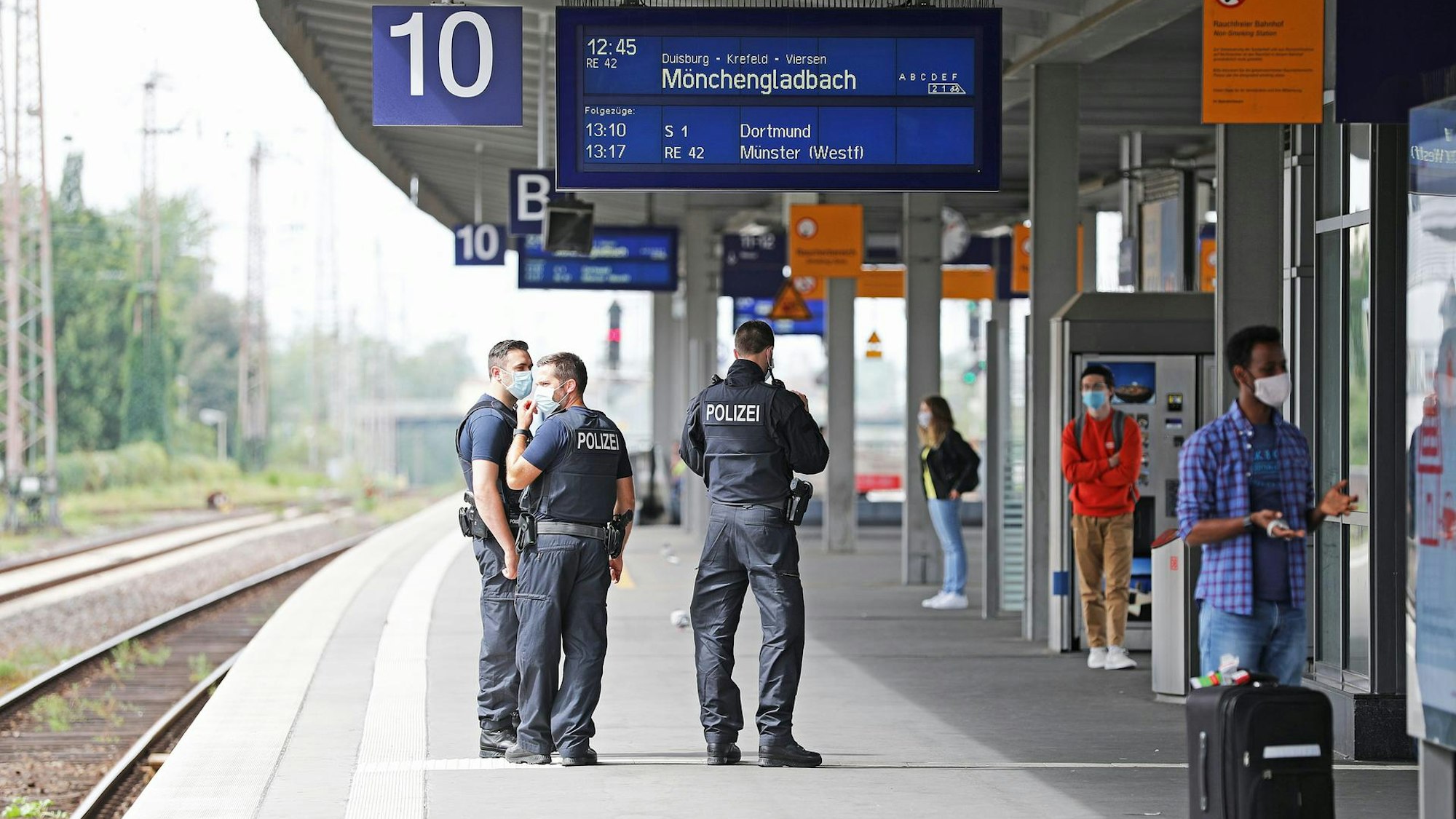 Bundespolizisten stehen im Essener Hauptbahnhof an Bahnsteig 10.