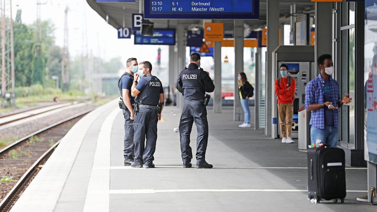 Bundespolizisten stehen im Essener Hauptbahnhof an Bahnsteig 10.&nbsp;
