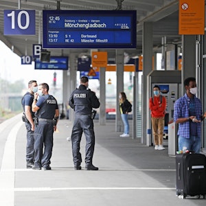 Bundespolizisten stehen im Essener Hauptbahnhof an Bahnsteig 10.