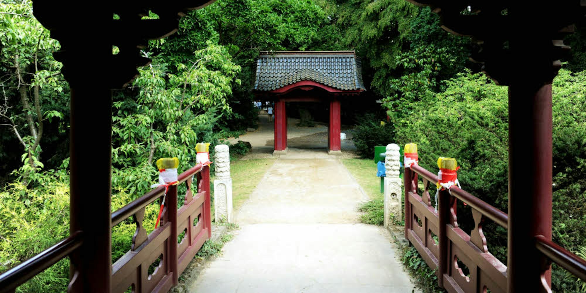 Dunkelrot gestrichene Architekturelemente sind typisch für einen japanischen Garten.