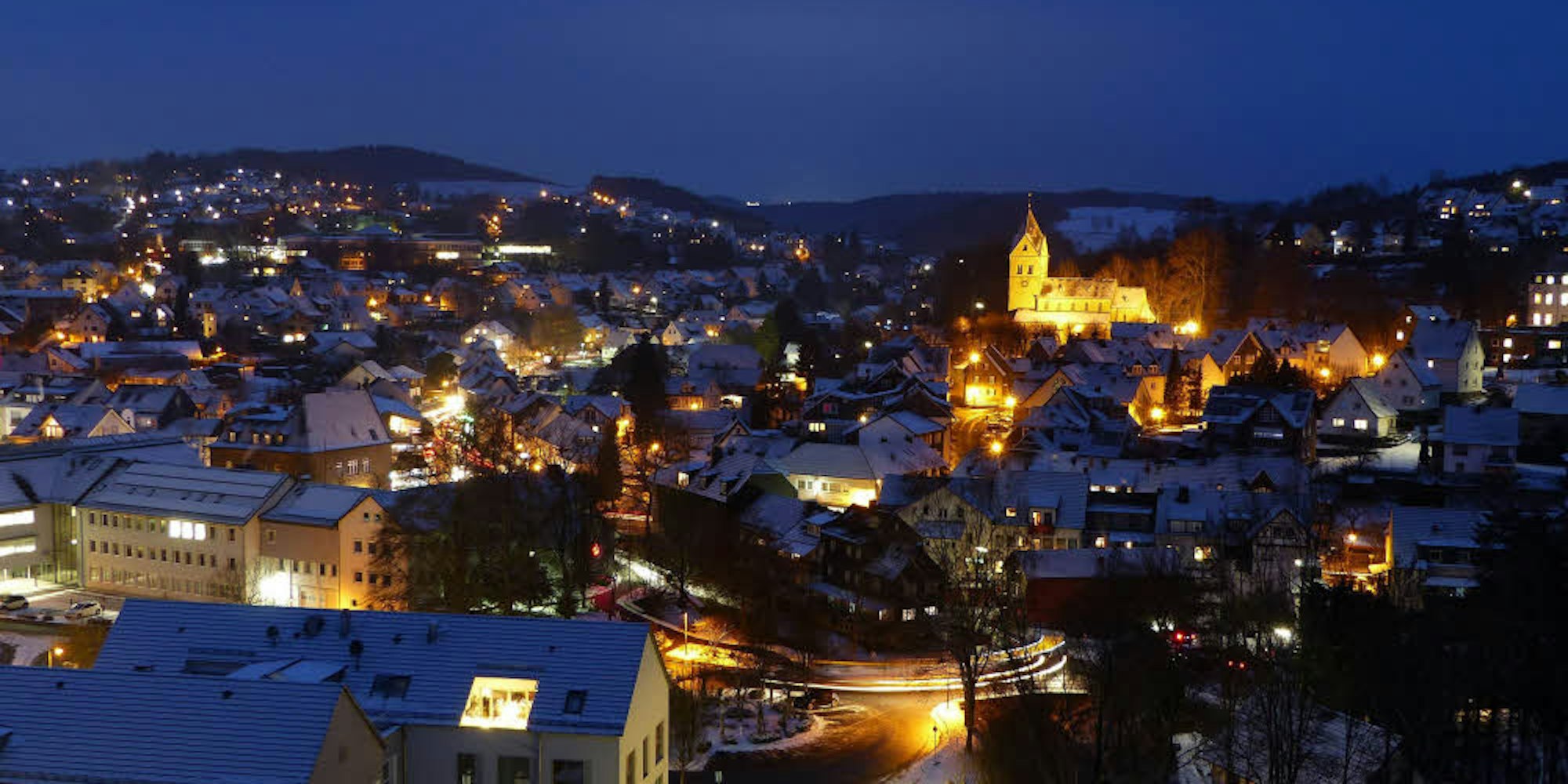 Winterlich und in einem besonderen Licht präsentiert sich gerade die Ortsmitte Morsbachs bei Nacht: Hier soll 2020 das historische Jubiläum der ersten urkundlichen Erwähnung gefeiert werden. Die Vorbereitungen dafür laufen seit einem Jahr.