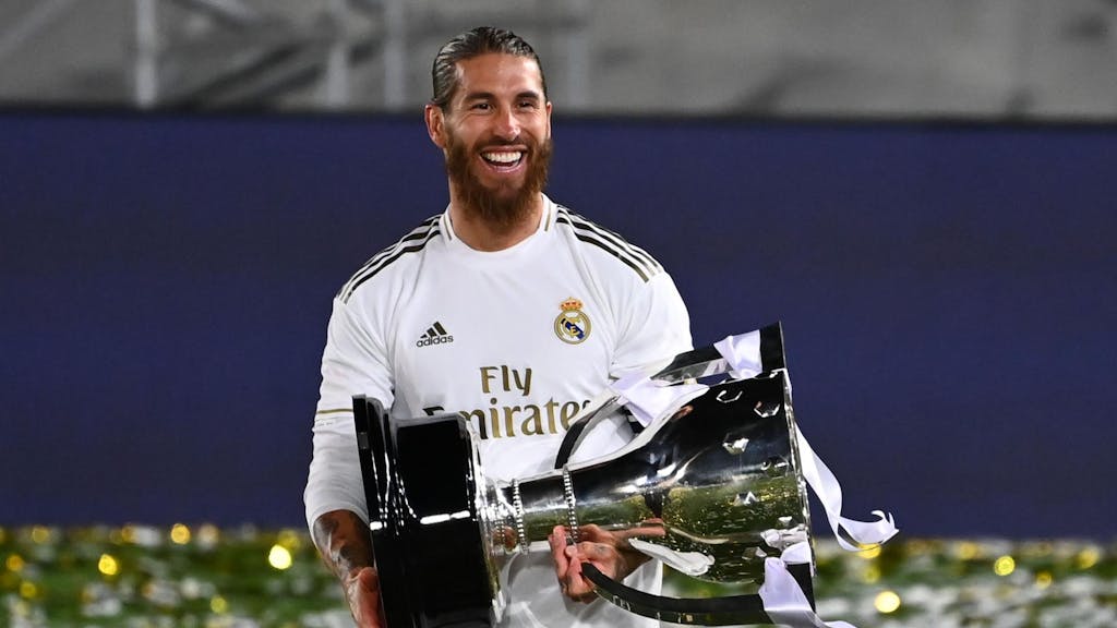 Ramos mit Meisterpokal