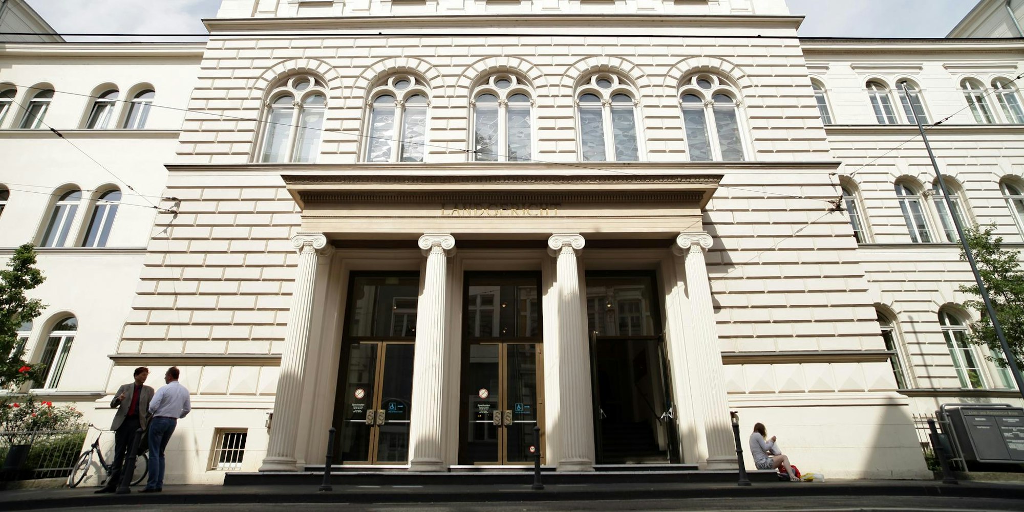Der Eingang des Bonner Landgerichts     