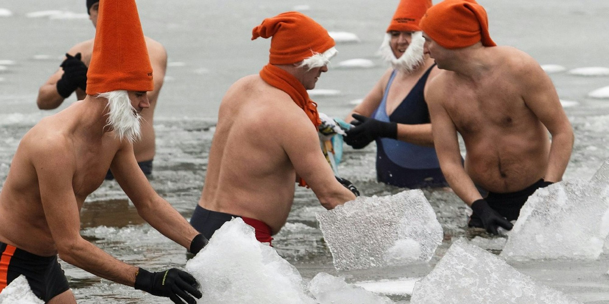 Planschen zwischen Eisschollen: Mitte Februar baden hartgesottene Männer mit Zipfelmützen in einem See bei Breslau (Polen).