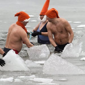Planschen zwischen Eisschollen: Mitte Februar baden hartgesottene Männer mit Zipfelmützen in einem See bei Breslau (Polen).