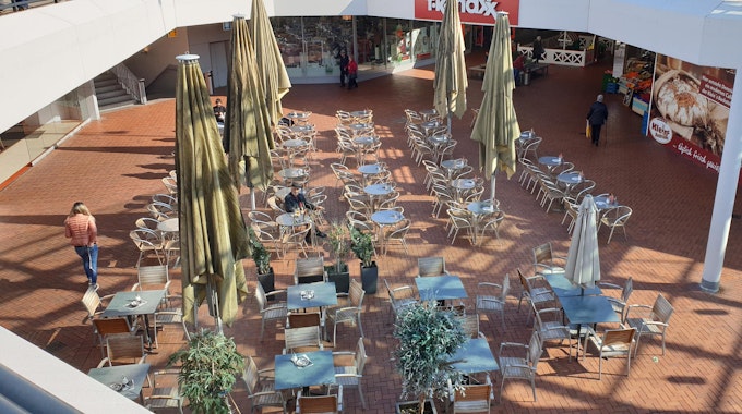 Viele Tische blieben leer vor der Schlemmermeile im Einkaufszentrum Hürth-Park.