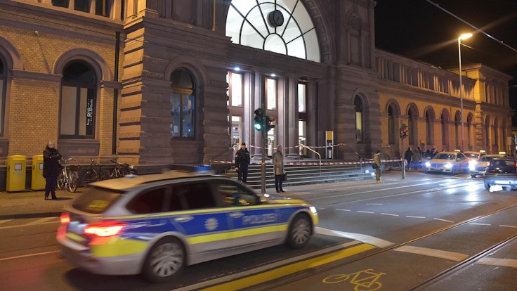 Polizei-Auto fährt vor dem Hauptbahnhof in Bonn.