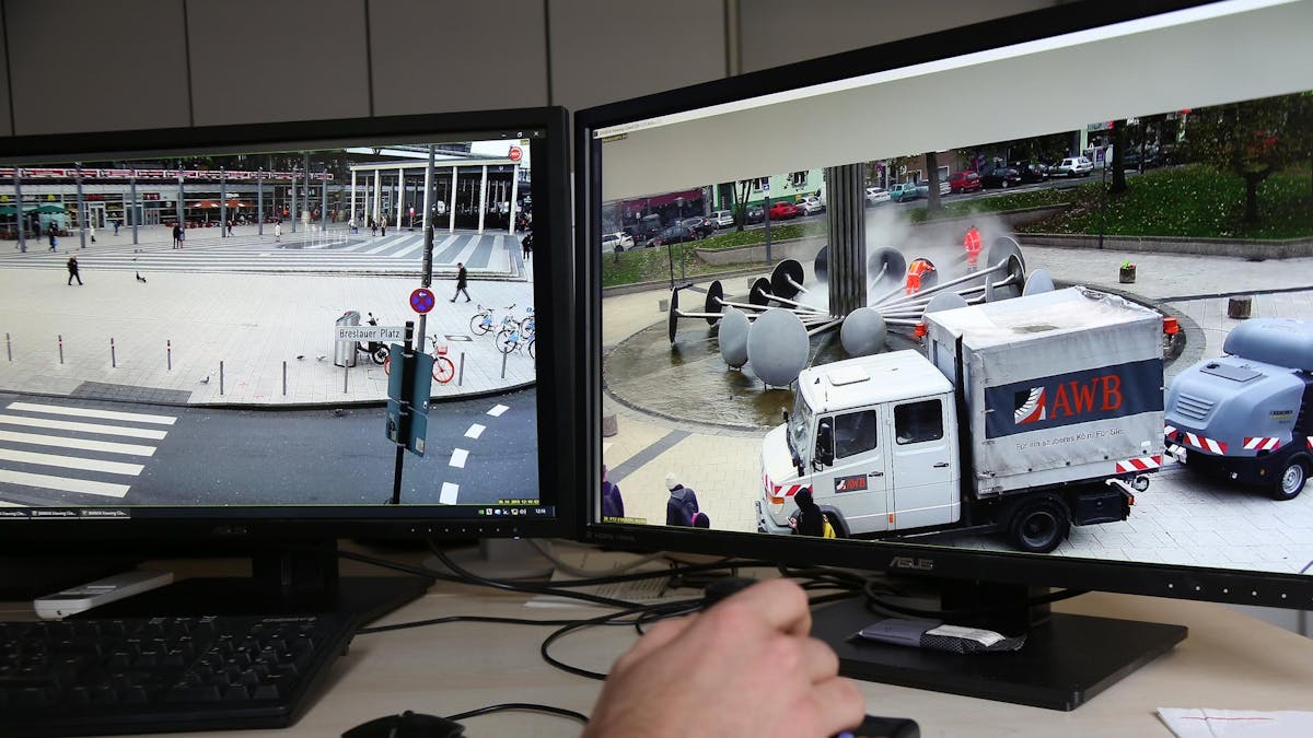 Videoüberwachung des Ebertplatzes an zwei Bildschirmen