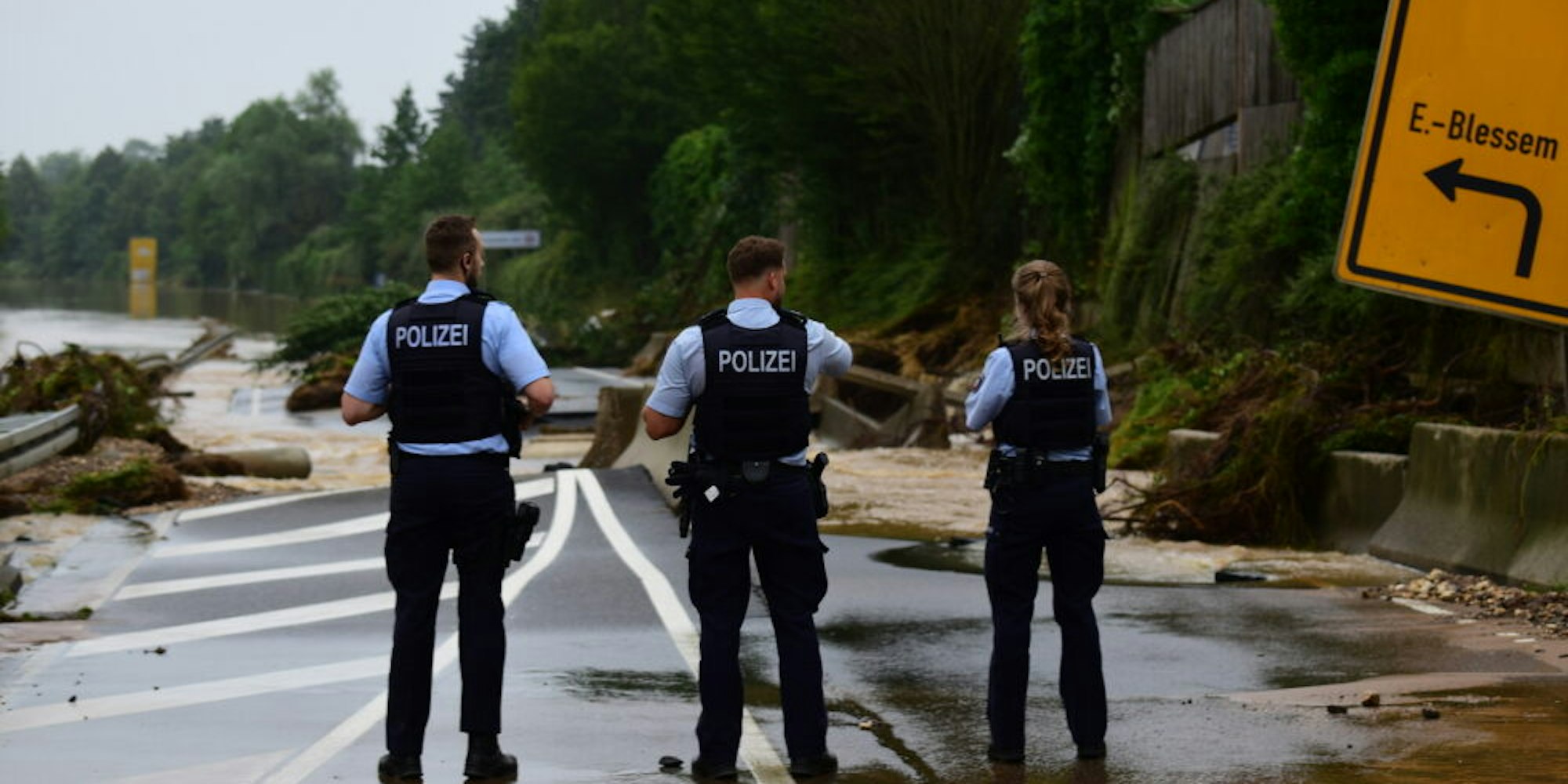 Die Polizei im Einsatz auf der Bundesstraße 265 bei Erftstadt-Blessem nach der Flutwelle im Juli.