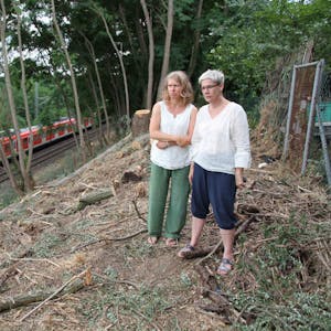 Um schattenspendende Bäume hinter ihren Gärten sorgen sich Claudia Staecker (links) und Corinna Graumann.