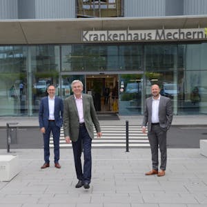 Geschäftsführer Manfred Herrmann (M.) verabschiedet sich nach 30 Jahren vom Kreiskrankenhaus. Martin Milde (l.) und Thorsten Schütze leiten nun die Geschicke des Konzerns.