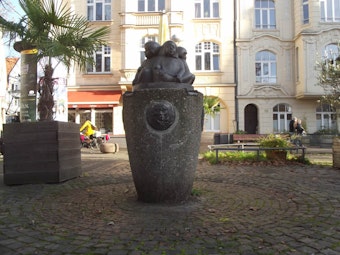 Die „Schmelztiegel“-Brunnenstatue.
