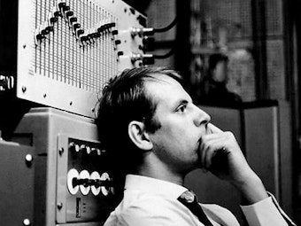 Karlheinz Stockhausen sinniert im Jahr 1967 im Studio für elektronische Musik.