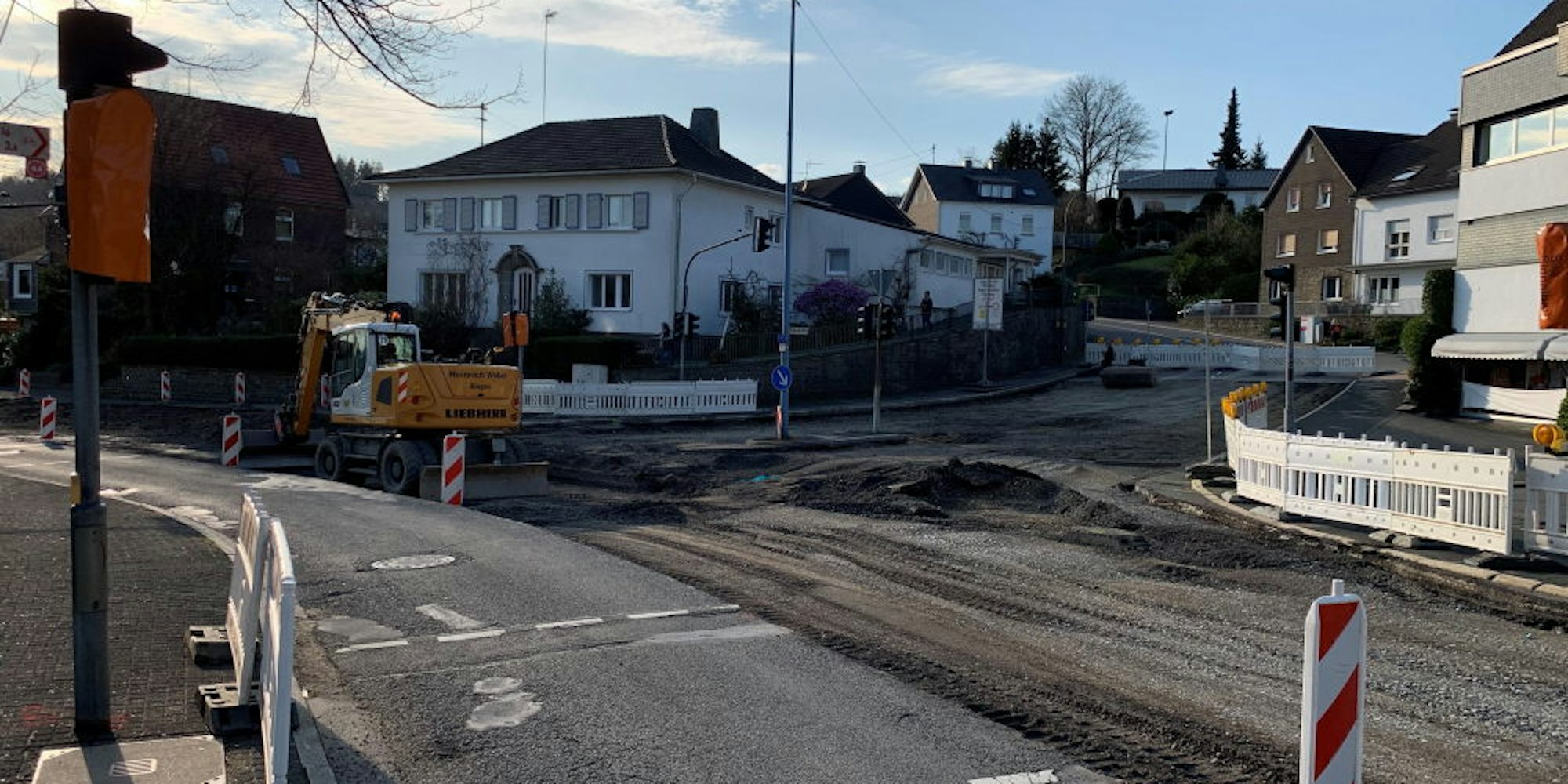 Die Einmündung zur Scharder Straße ist gesperrt. Hier entsteht einer der Mini-Kreisverkehrsplätze.