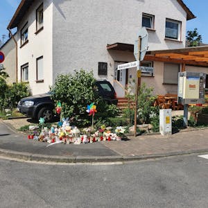 Nahe der Stelle, an der sich am Montag der tödliche Unfall ereignete, haben Anwohner Kerzen und Blumen niedergelegt.