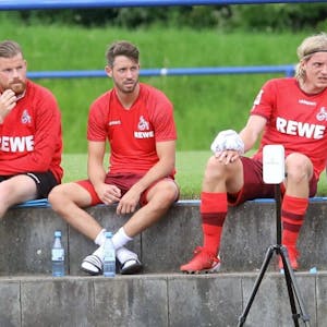 Sebastiaan Bornauw (rechts) kann noch nicht zum VfL Wolfsburg wechseln. 