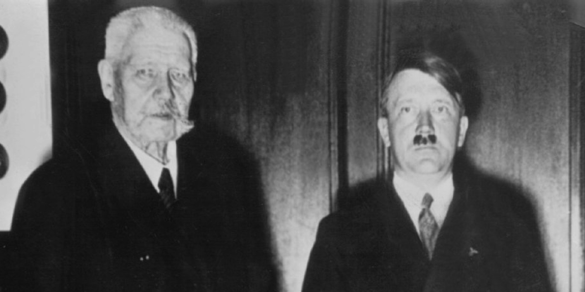 Generalfeldmarschall und Reichspräsident Paul von Hindenburg (l) und Adolf Hitler stehen nach dessen Ernennung zum Reichskanzler am 30. Januar 1933 in Berlin zusammen. Es war der Anfang von Deutschlands dunkelstem Kapitel: Am 30. Januar 1933 wird Adolf Hitler Reichskanzler.