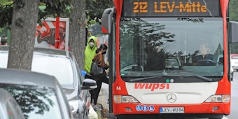 Volle Busse sind derzeit in Leverkusen ein großes Thema.
