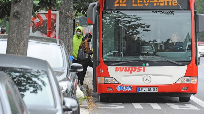 Volle Busse sind derzeit in Leverkusen ein großes Thema.
