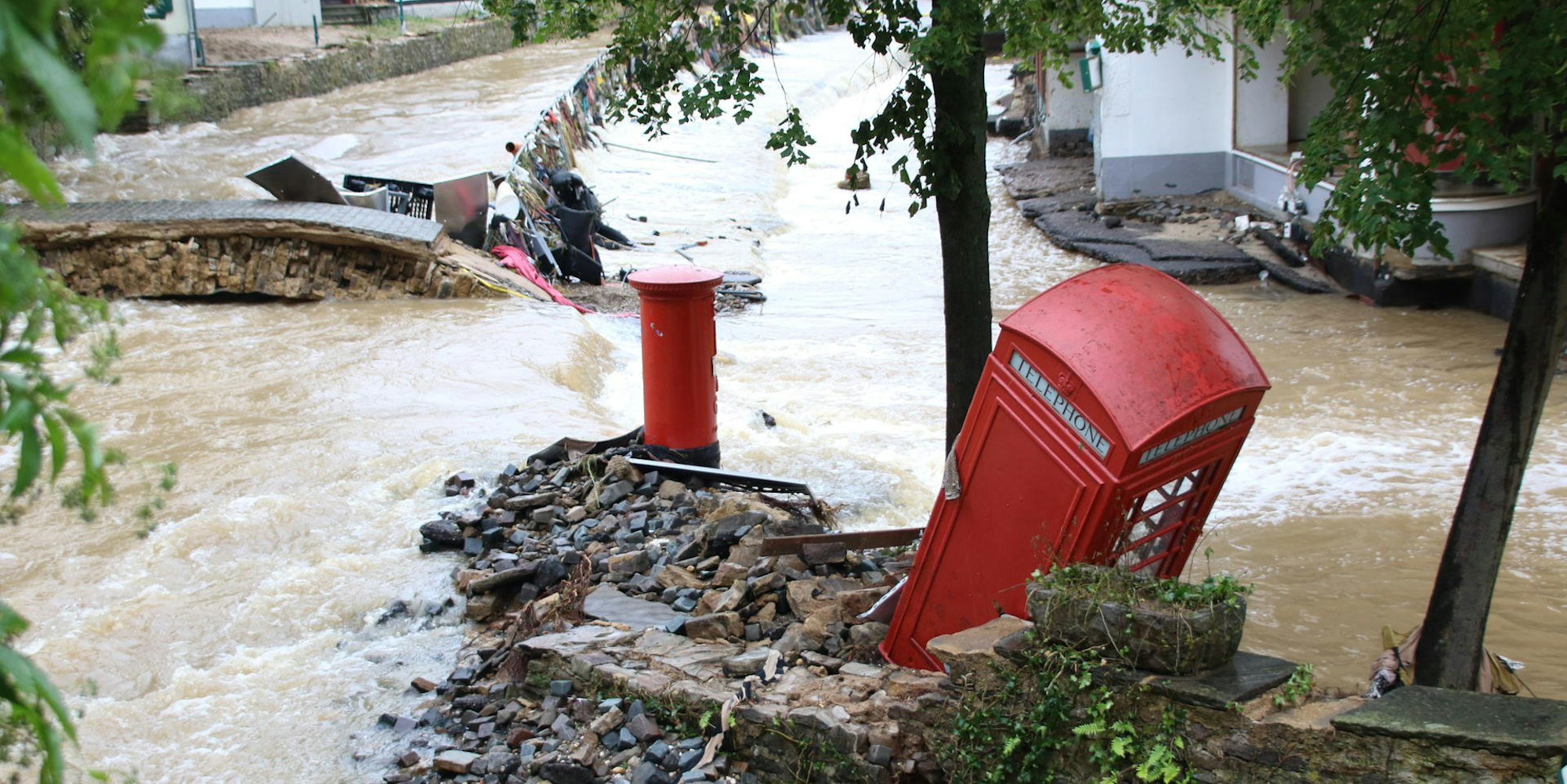 Zwei Tage nach der Flut, die vieles mitgerissen hatte, stand das Wasser noch in der Stadt.