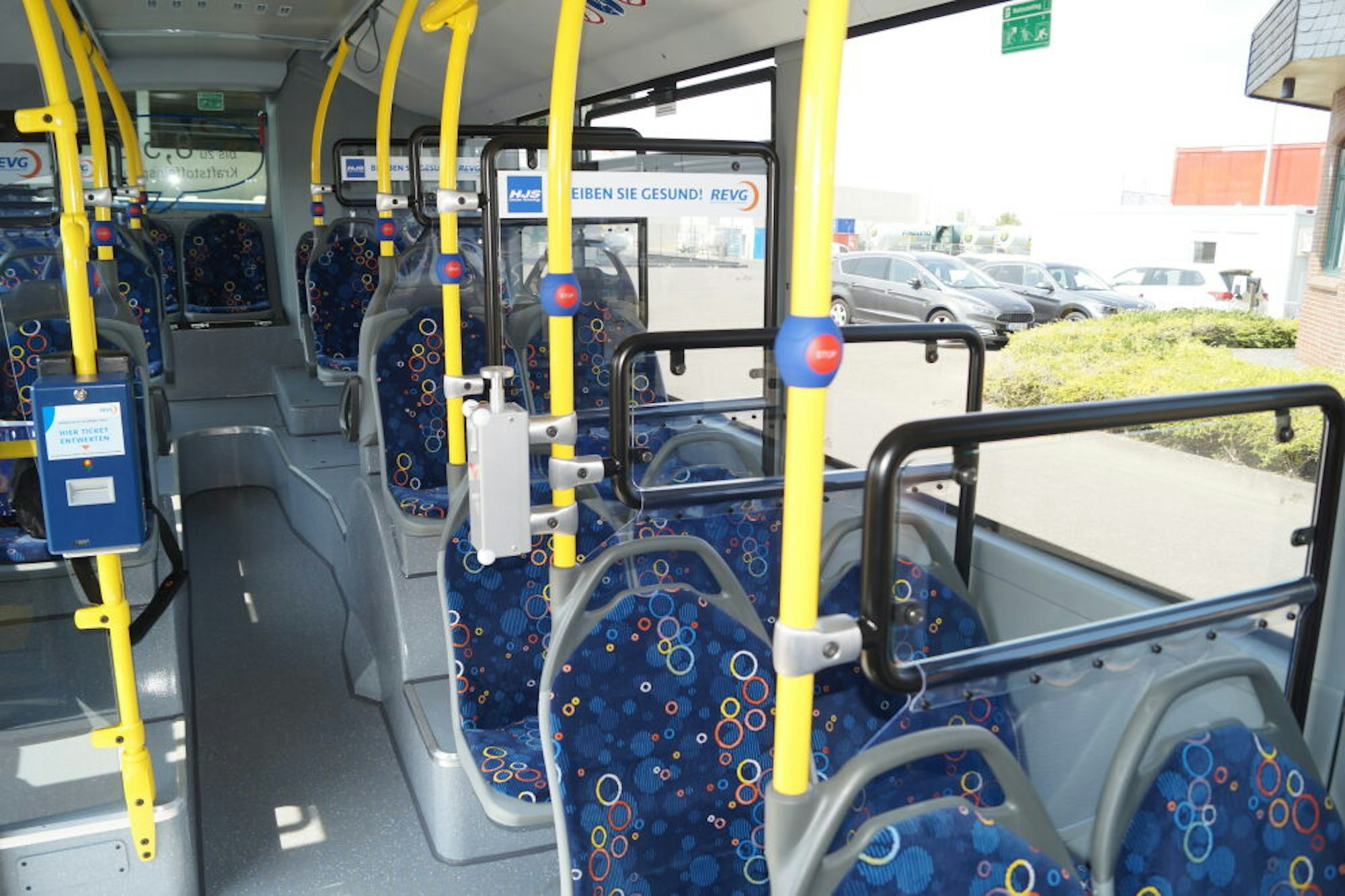 Schutzscheiben werden zwischen den einzelnen Sitzreihen montiert. Alle Busse sollen mit der Zeit nachgerüstet werden.