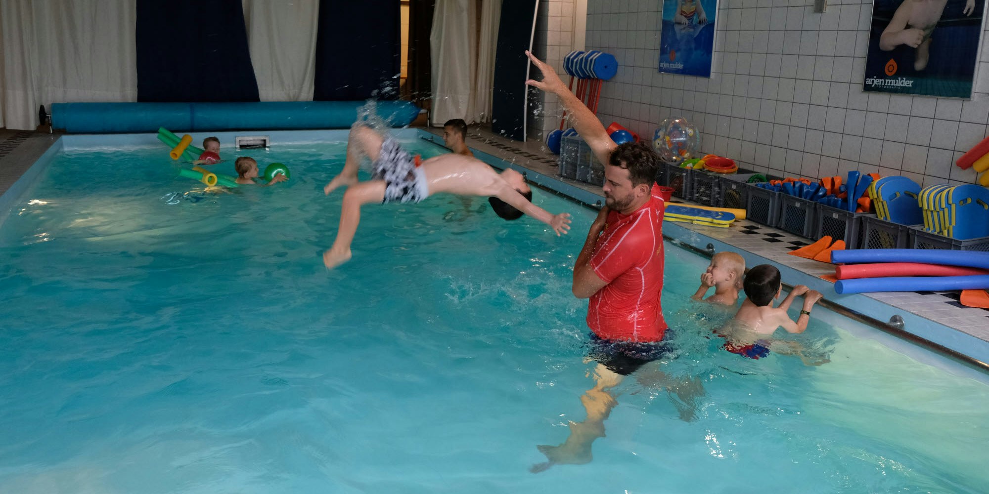 Mit Hilfe des Schwimmlehrers Martin Becker sind auch Salti ins Wasser für die jungen Schwimmschüler ein Kinderspiel.