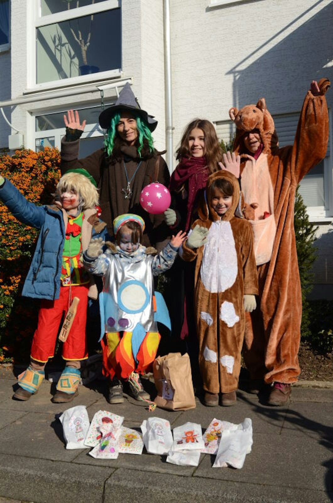 „Karneval to go“ in Siegburg: Angela Paßlack (links) und Pia Hübinger mit Aaron, Jakob, Helene und Luise (von links).