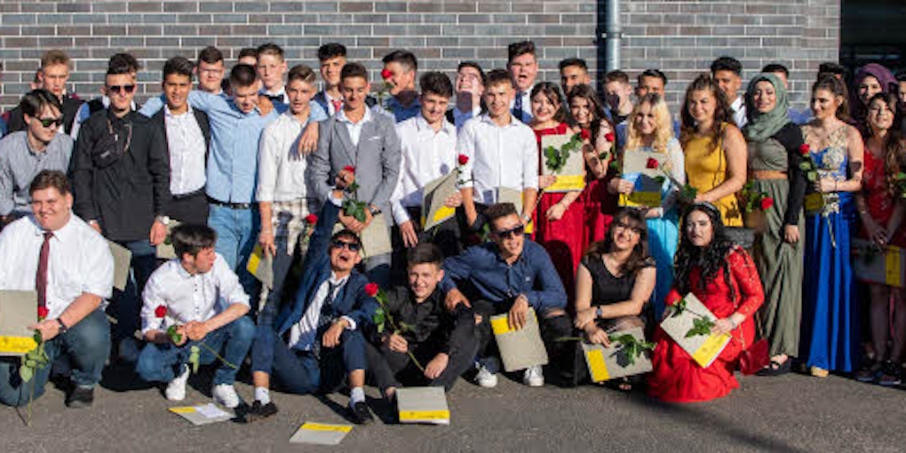 Zu ihren Zeugnissen erhielten die Schülerinnen und Schüler des letzten Jahrgangs der Georgschule jeweils eine rote Rose.