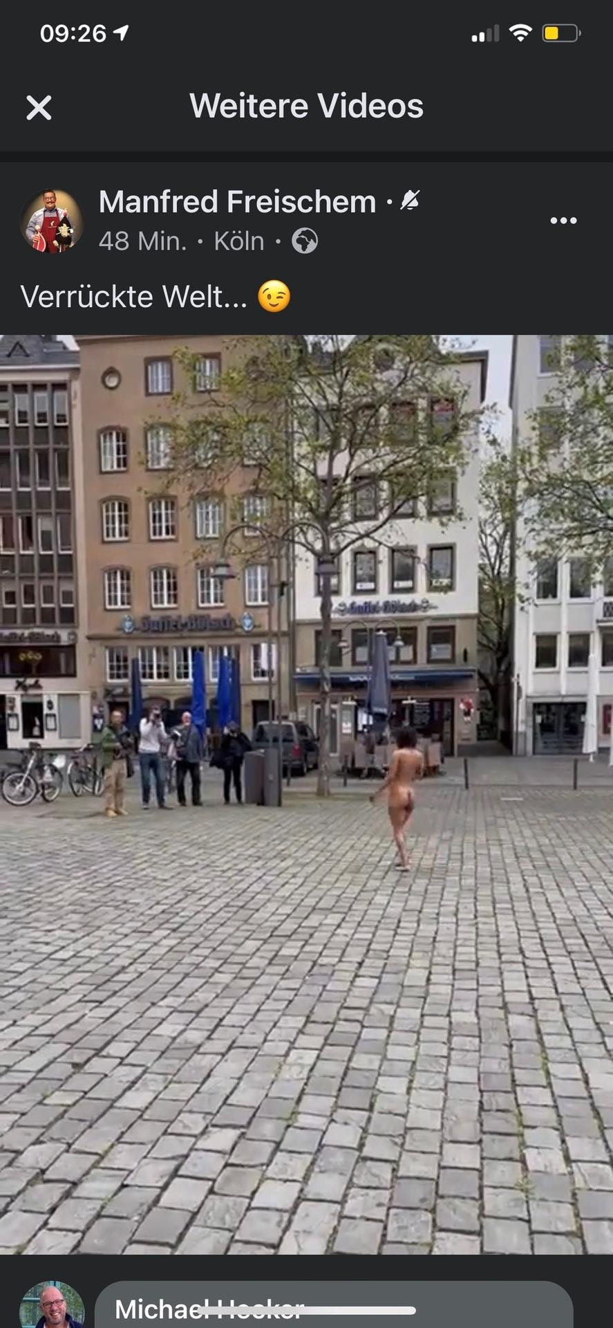 Frau läuft nackt durch die stadt