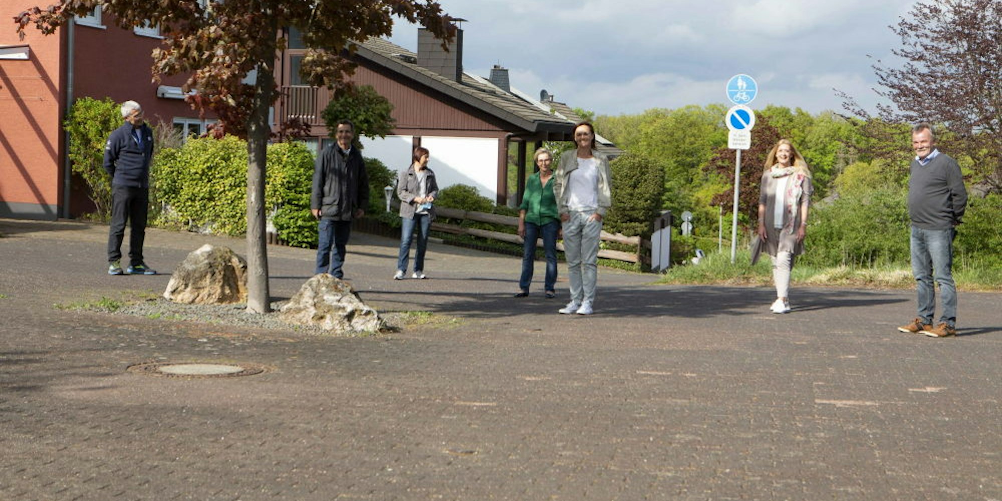 Die Reduzierung der Haltestellen fordern Anwohner der Blomendalstraße. Unterstützt werden sie von Andy Bühl (r.) und der UWV.