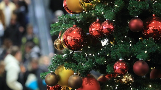 Dieses undatierte Symbolbild zeigt einen festlich geschmückten Weihnachtsbaum.