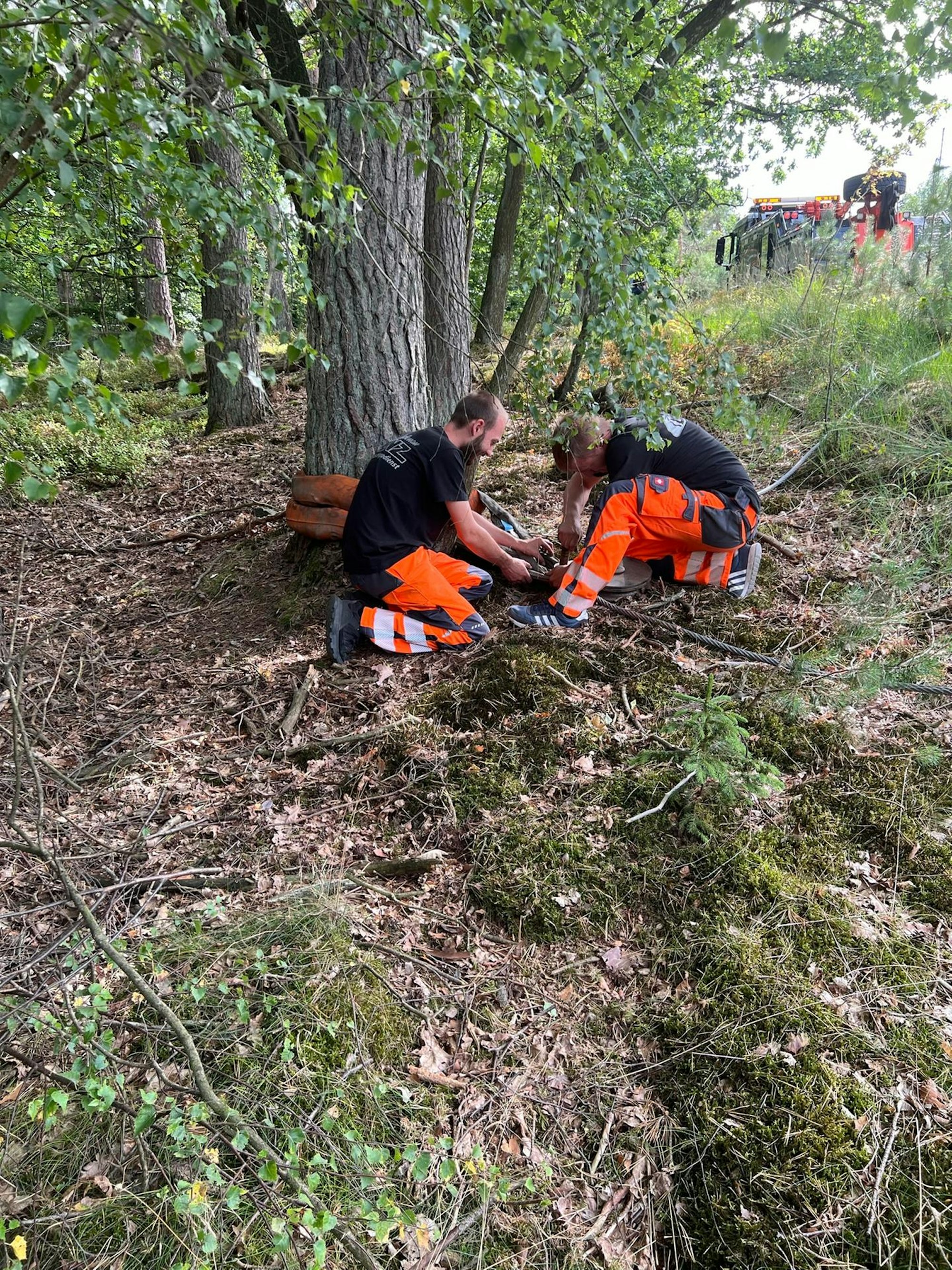 Mit einem eingespielten Team stabilisierte Daniel Lenz den festgefahrenen Sattelzug und zog ihn über Umlenkrollen, die an Bäumen befestigt wurden, an Stahlseilen rückwärts wieder den Berg hinauf.