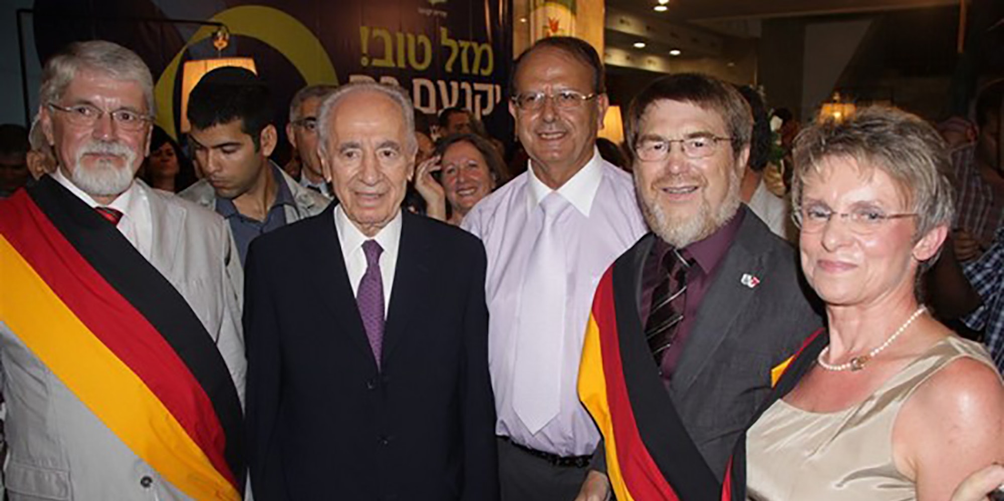 In den letzten 50 Jahren gab es viele Begegnungen. Darunter auch ein Treffen mit Schimon Peres (2.v.l.).