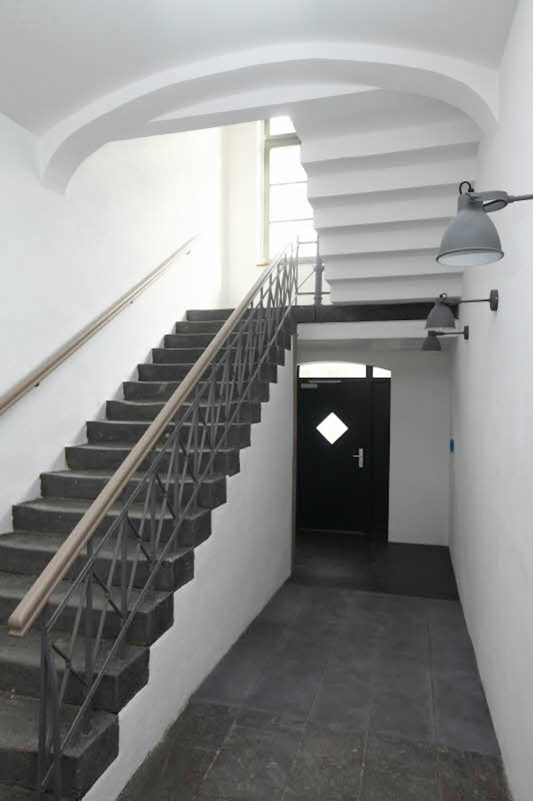 Investor Oliver Vogt hat mit Liebe zum Detail die alte Schule saniert. Die alte Optik des Treppenhauses bleibt erhalten.