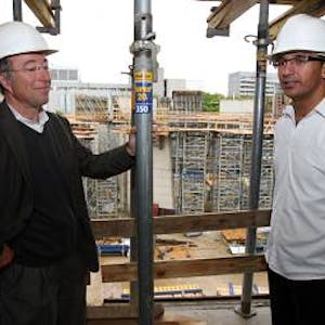 Architekt Paul Böhm und Projektleiter Sinan Celik führten im August 2010 über die Baustelle des halbfertigen Moscheen-Rohbaus. (Bild: Bause)