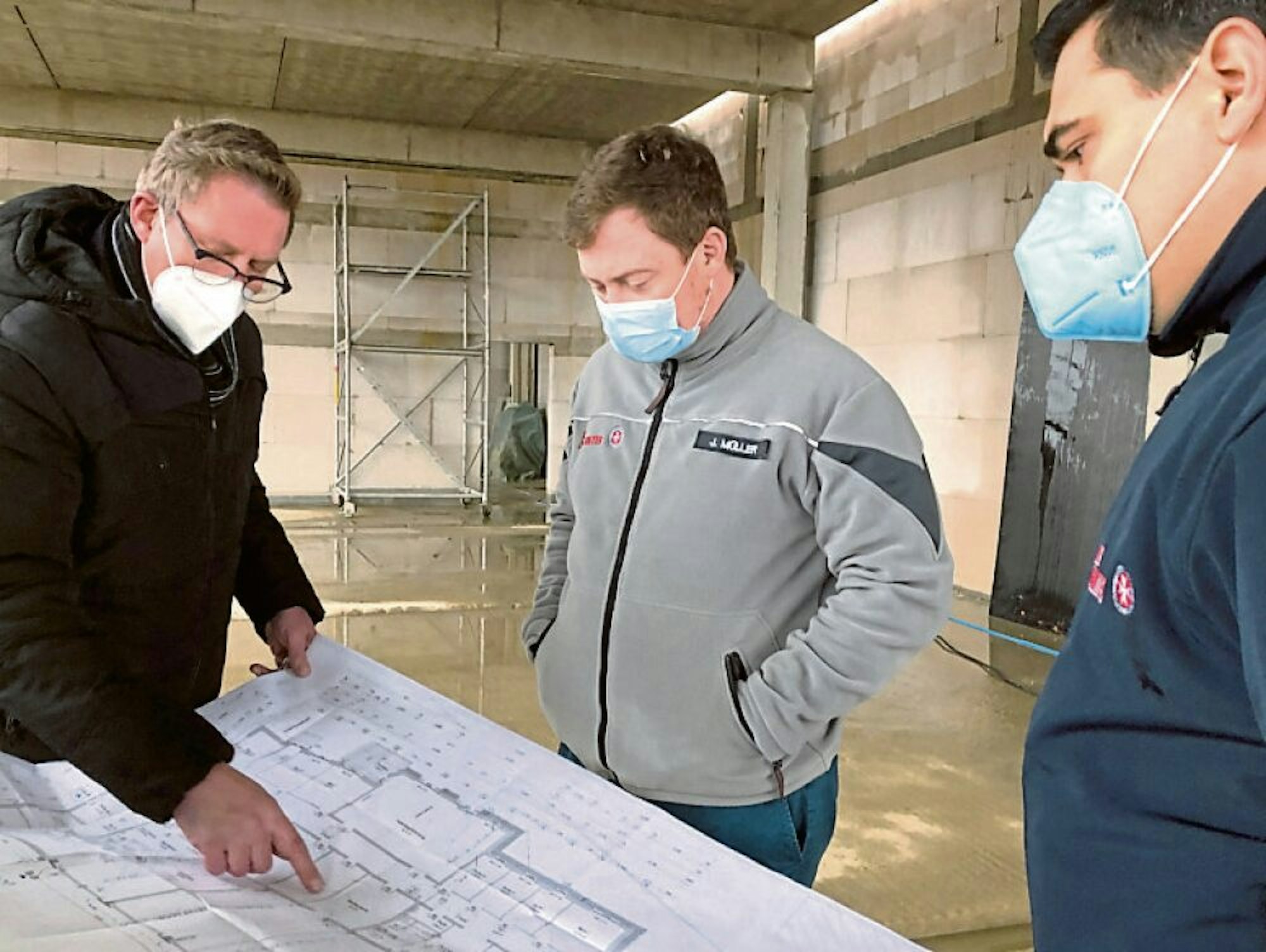 Baubesprechung bei den Johannitern: (von links) Ralf Marquardt, Julian Müller und Daniel Theiß.