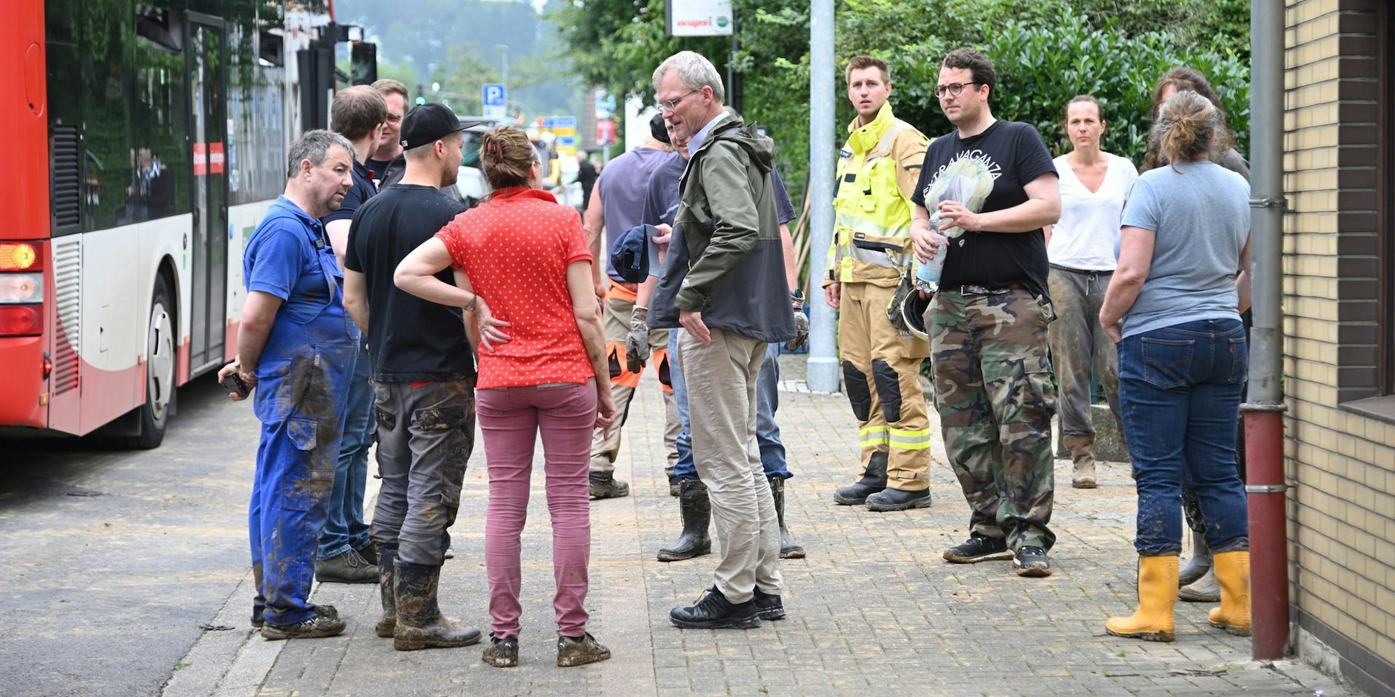 Bürgermeister Frank Stein im Gespräch mit Betroffenen des Hochwassers an der Odenthaler Straße.