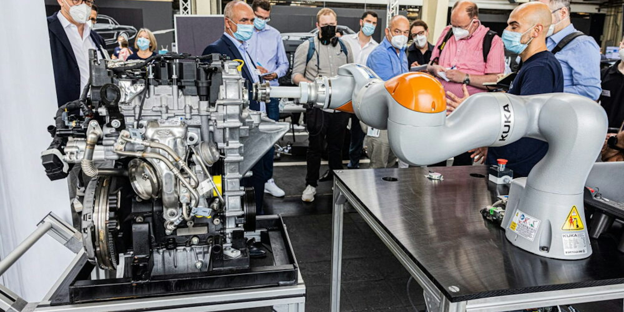 Neue Produktionshallen entstehen in Köln-Niehl für das E-Auto. In ihnen werden auch neue Roboter eingesetzt.