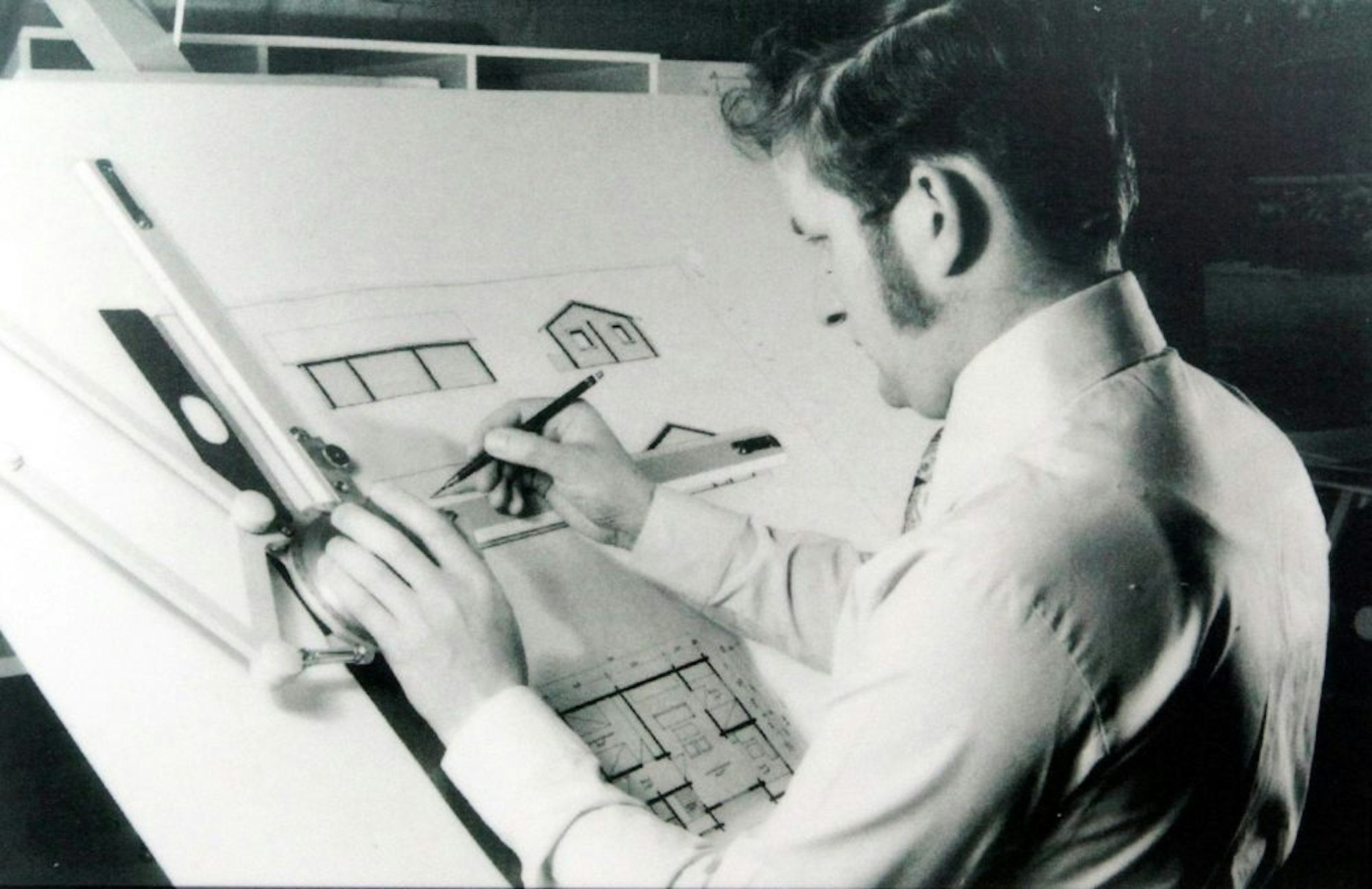 Franz Stommel beim Anfertigen des ersten Entwurfs für ein Blockhaus, das Foto entstand im Jahr 1971.